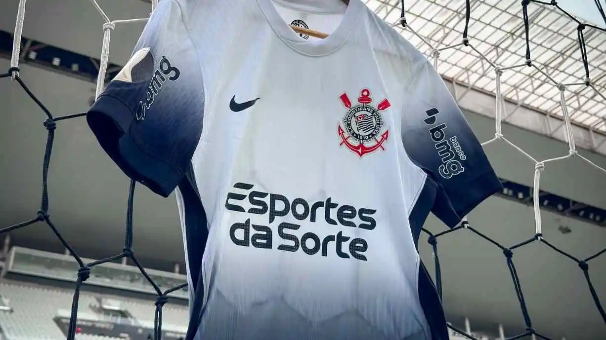 Corinthians inicia conversa para renovar com fornecedora de material esportivo