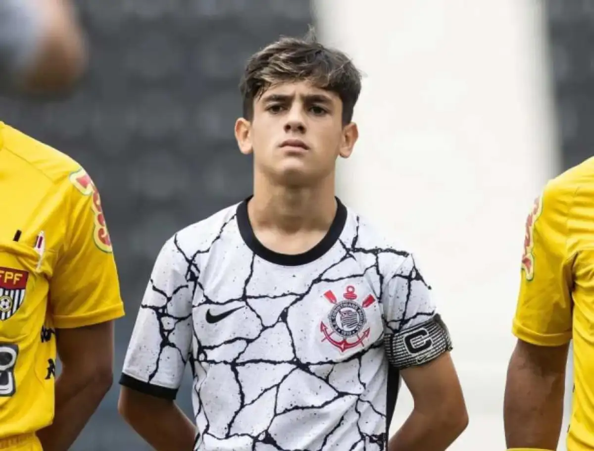 Henrique Lemos, filho de Fagner, apareceu com uniforme do Cruzeiro nesta terça-feira. Foto: Reprodução/Corinthians