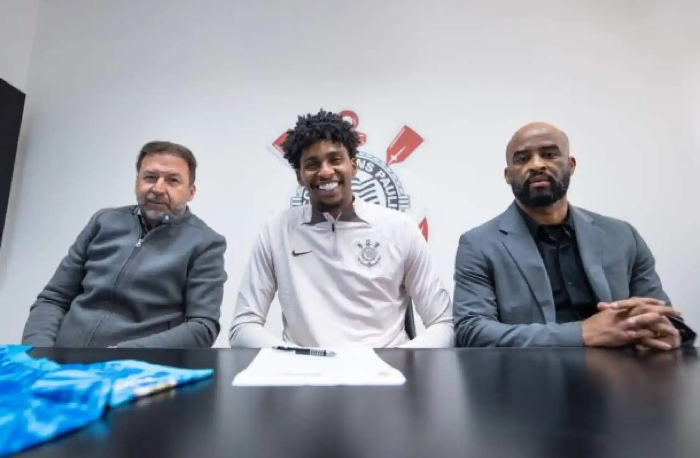 Hugo Souza e Fabinho Soldado na assinatura do contrato do goleiro com o Corinthians - Foto: Raphael Martinez/Agência Corinthians