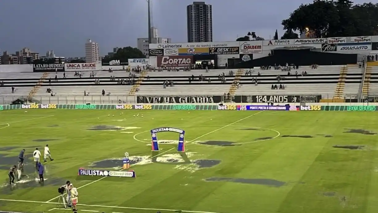 Emiliano critica situação do gramado contra a Ponte Preta: "Risco para os atletas"