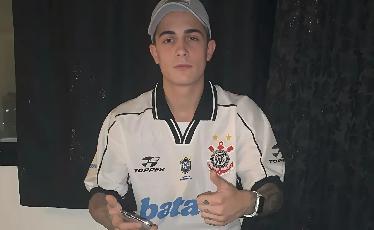 MC Hariel assiste jogo do Corinthians na arquibancada e elogia atmosfera: "Experiência monstra"