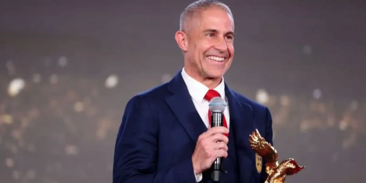 Ex-Corinthians Sylvinho canta "My Way" em evento na Albânia ao lado de filha