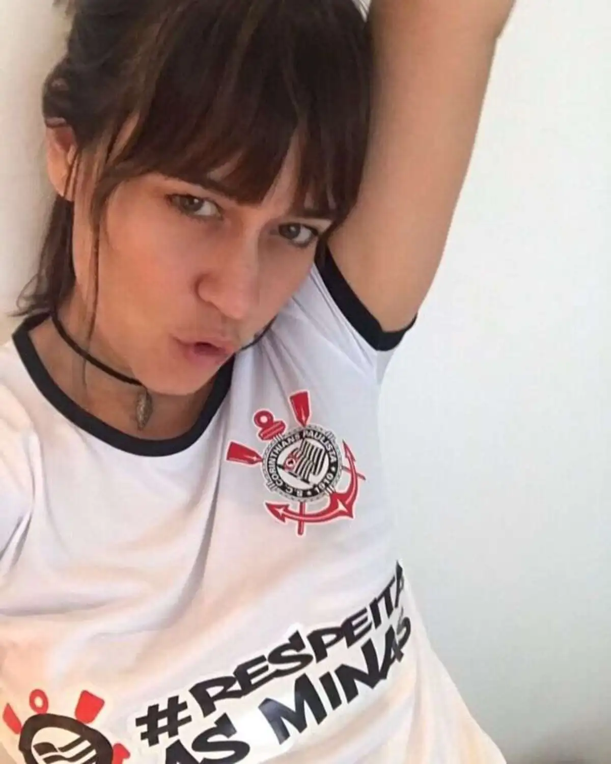 Presença ilustre da atriz Alessandra Negrini prestigia triunfo do Corinthians sobre o Santos, em casa. Foto: Reprodução