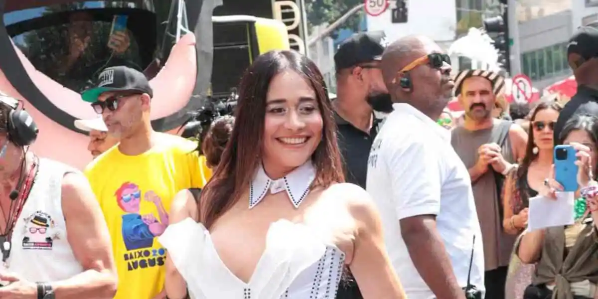 Alessandra Negrini se destaca em bloco de Carnaval