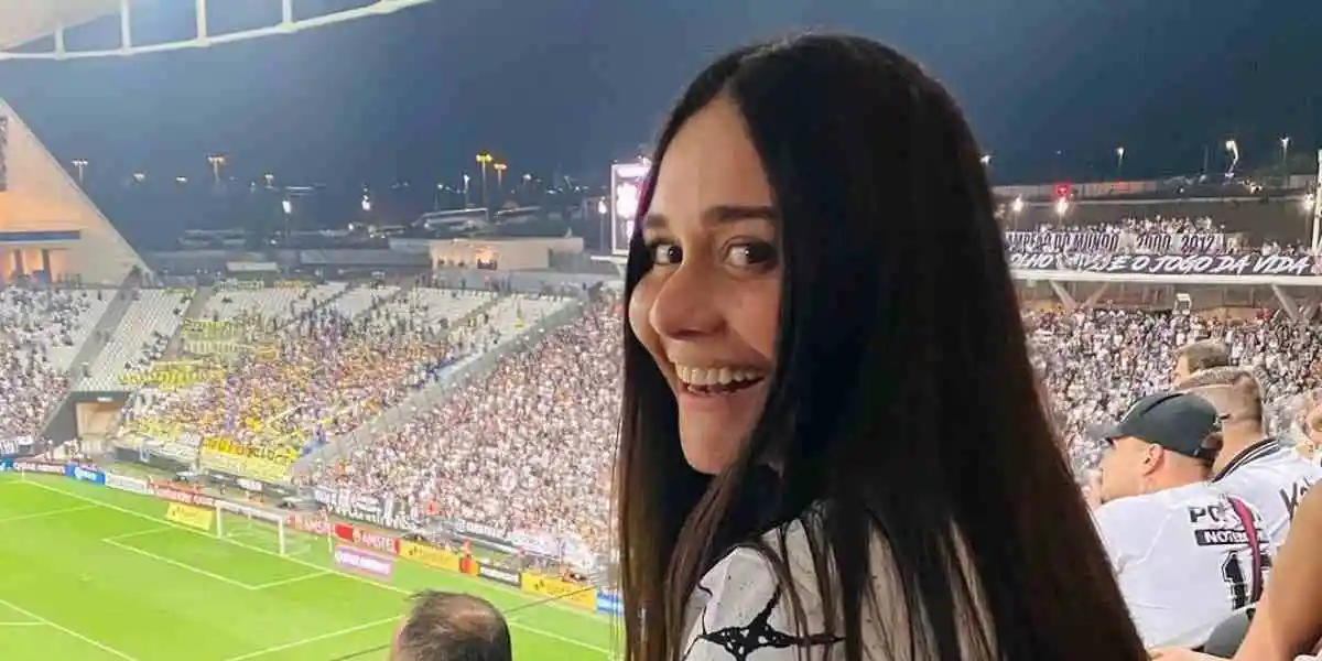 Alessandra Negrini vestindo a camisa do Corinthians e sendo homenageada pelo clube. Foto: Reprodução: Corinthians