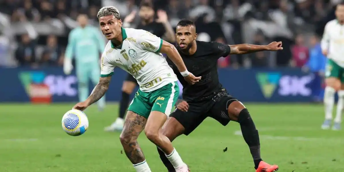 Alex Santana e Richard Ríos dividindo a bola durante o derby paulista de 2024. Foto: Cesar Greco/Palmeiras