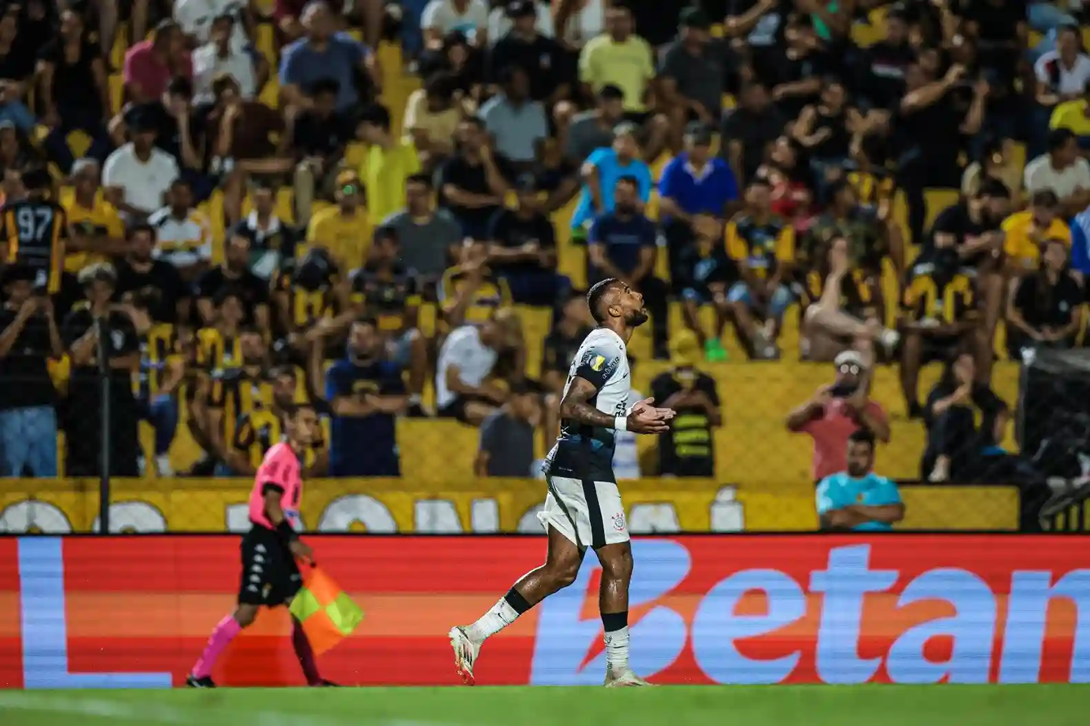 Alex Santana celebra mais um gol marcado pelo Corinthians na vitória diante do Novorizontino - Foto: Pedro Zacchi/Agência Paulistão