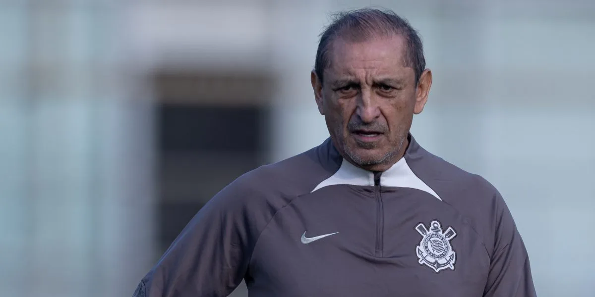 O treinador Rámon Díaz comandando o treino do Corinthians em 2024 pelo Brasileirão. Foto: Rodrigo Coca/Agência Corinthians