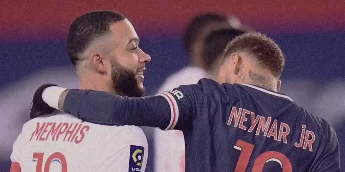 Memphis Depay e Neymar conversando de forma descontraída durante uma partida pela Ligue Foto: Reprodução 1