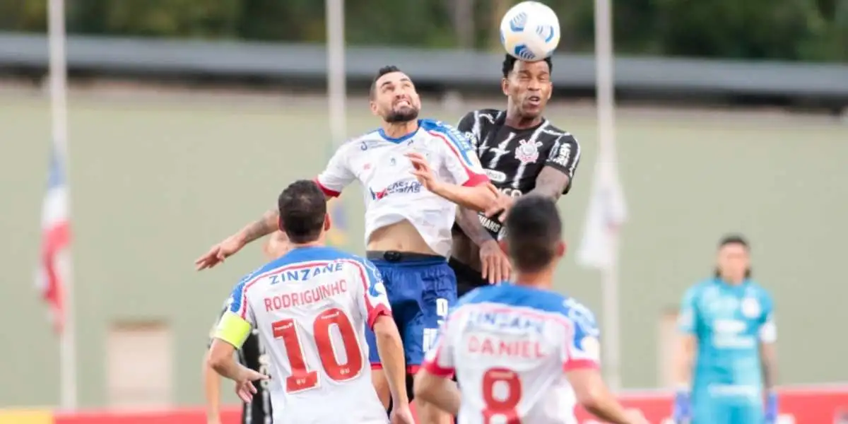 Na imagem, Gil divide uma bola de cabeça com Gilberto, enquanto Rodriguinho observa na cobertura: Foto: Rodrigo Coca/ Agencia Corinthians