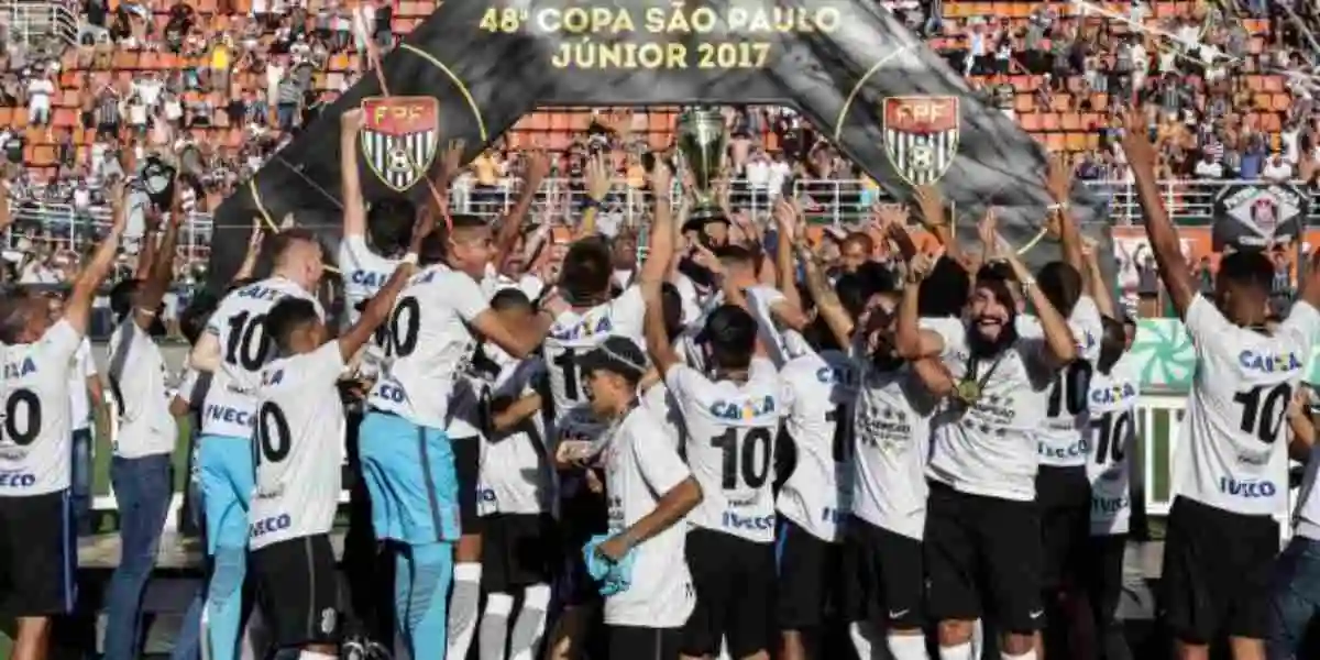 Base do Timão comemorando a conquista do 10º título da Copinha do clube, em 2024. Foto: Daniel Augusto Jr. / Agência Corinthians 