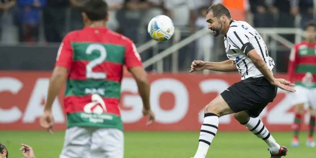 Na imagem, o zagueiro Danilo cabeceia uma bola durante um confronto entre Corinthians e Portuguesa em 2014. Foto: Daniel Augusto Jr. / Ag. Corinthians  