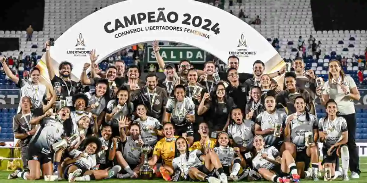 Elenco feminino do Corinthians foi campeão da Libertadores no ano de 2024. Foto: Staff Images Woman / CONMEBOL