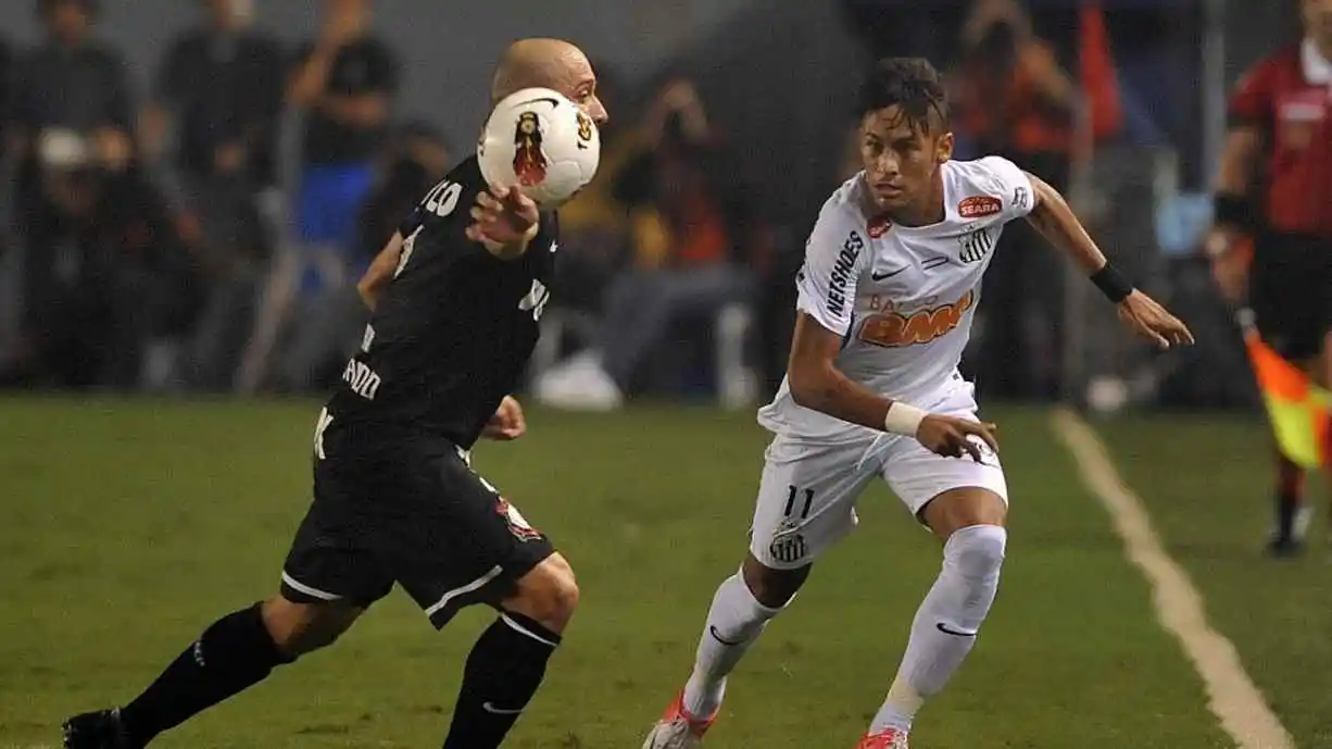 Em 2011, o Corinthians tentou uma ousada investida para contratar Neymar, que, na época, era a grande estrela do Santos - Foto: Ivan Storti / SFC