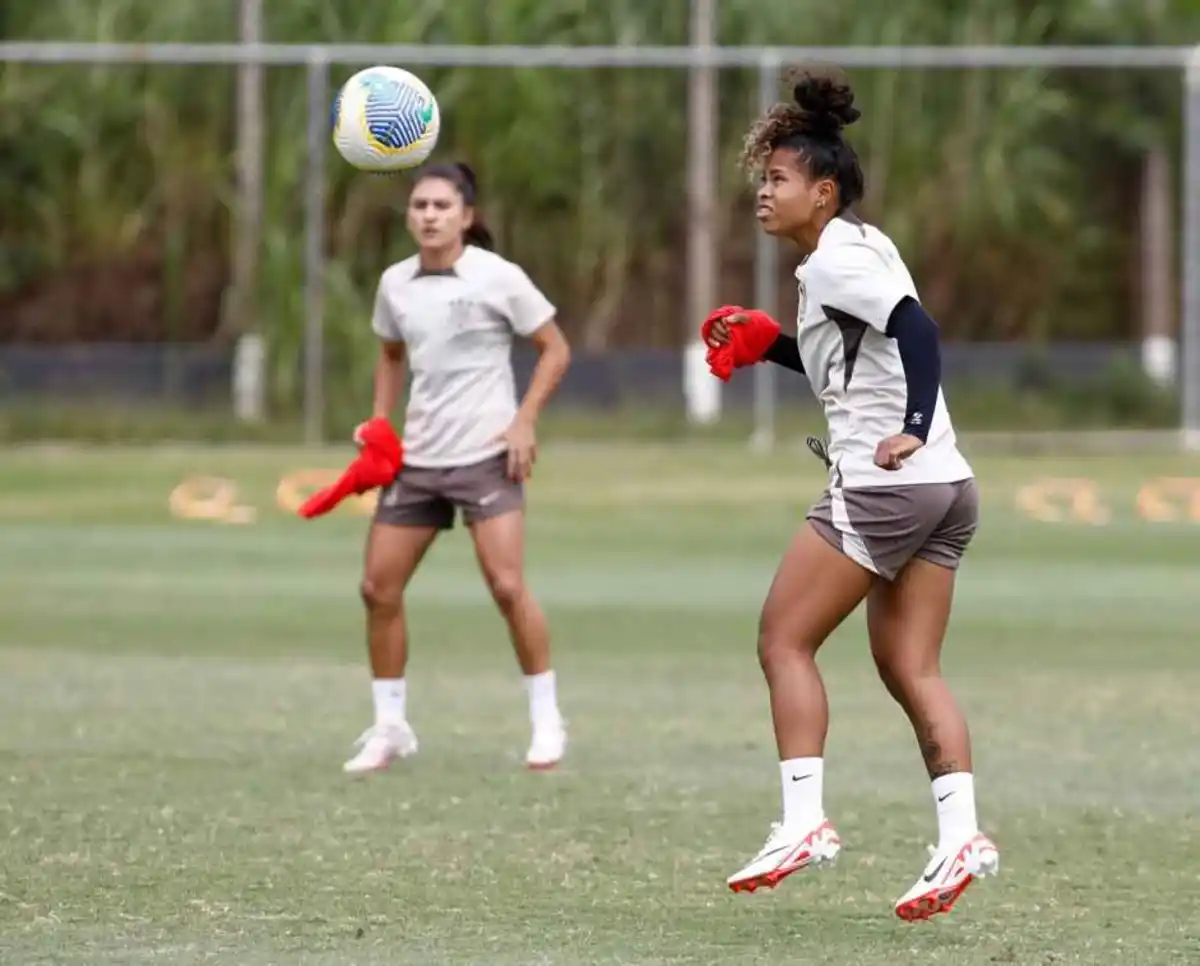 Dayana Rodríguez, à direita da imagem, em ação na pré-temporada. Foto: Rodrigo Gazzanel / Agência Corinthians