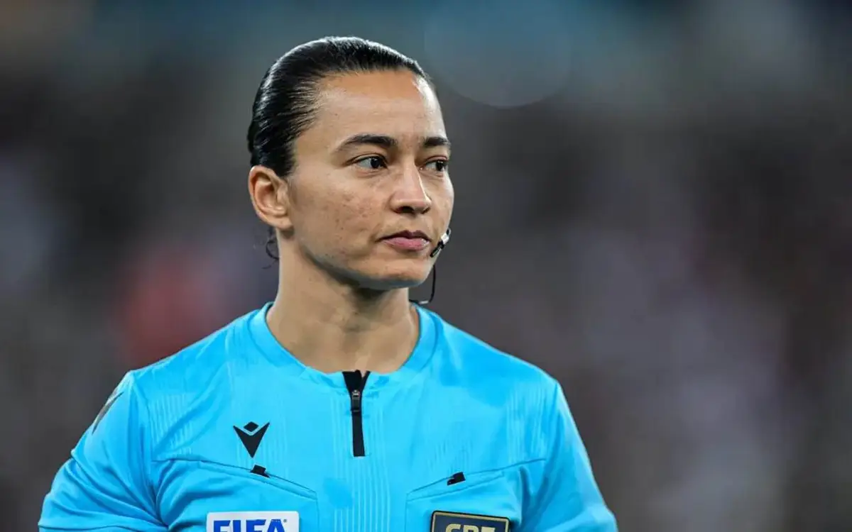 Edina Alves comandou o clássico entre Corinthians e Santos, sua atuação gerou debates após marcação de pênalti para o peixe. Foto: Thiago Ribeiro/AGIF