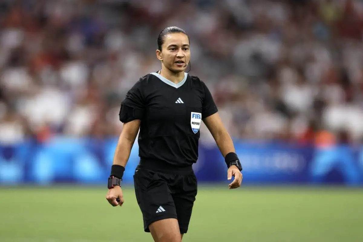 Árbitra Edina Alves Batista volta a apitar clássico Paulista, após polêmica contra o Santos. Foto: Alex Livesey/Getty Images