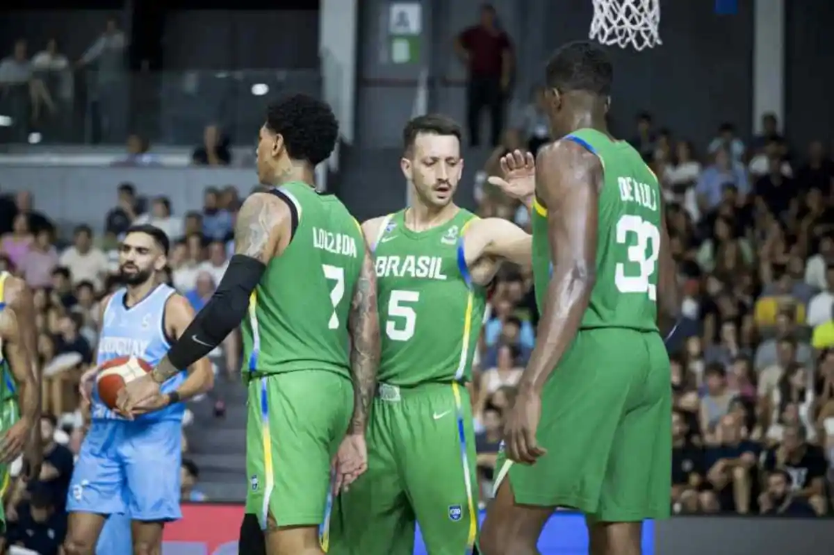 Elinho Corazza participou da vitória do Brasil sobre o Uruguai, na AmeriCup. Foto: Divulgação / Fiba Basketball