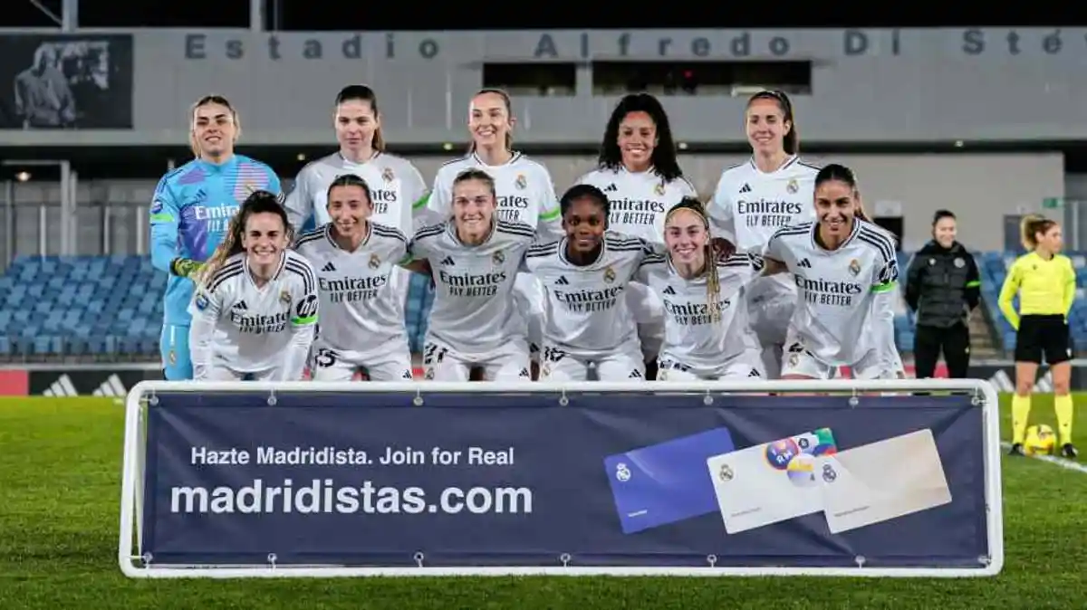 Yasmim, em pé na segunda posição da direita para a esquerda, foi titular na goleada do Real Madrid sobre o Espanhol. Foto: Reprodução / Real Madrid C.F