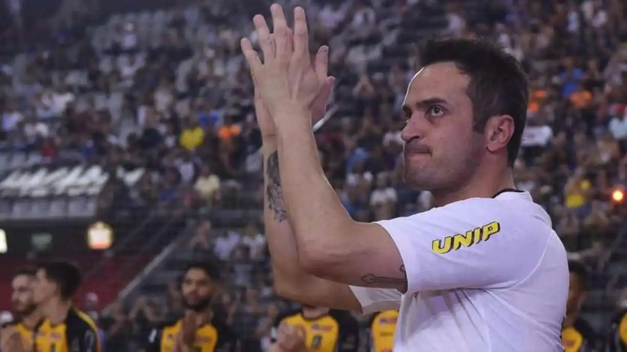 Considerado o maior jogador da história do futsal, Falcão começou sua trajetória no esporte defendendo o Corinthians - Foto: Reprodução