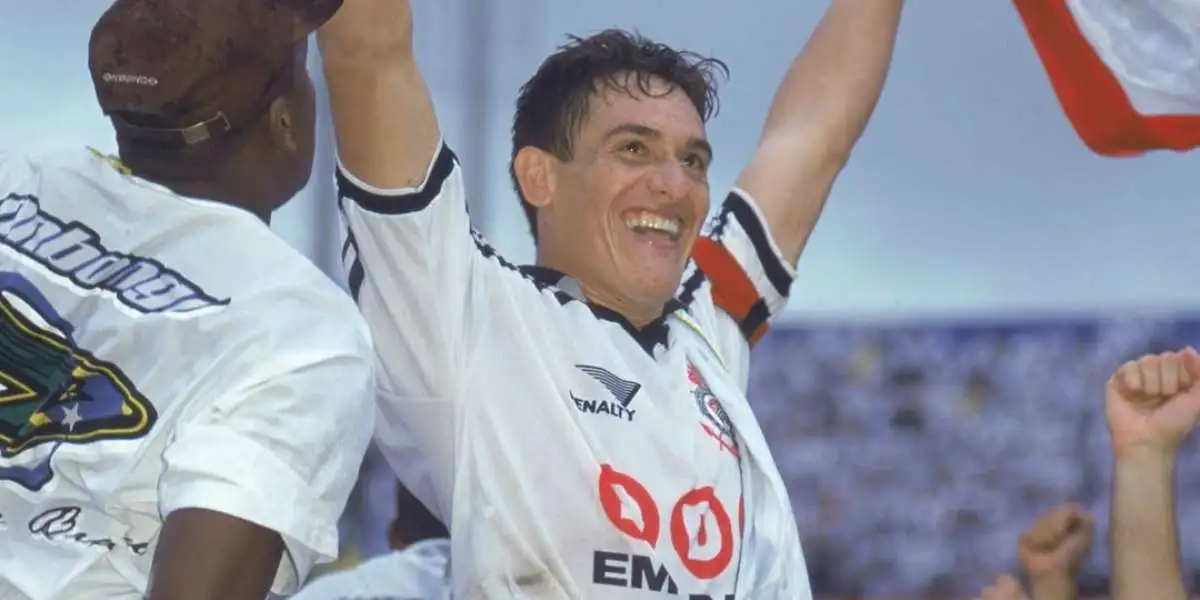 Carlos Gamarra comemorando o título de campeão brasileiro com a equipe do Corinthians em 1999. Foto: Arquivo pessoal do jogador