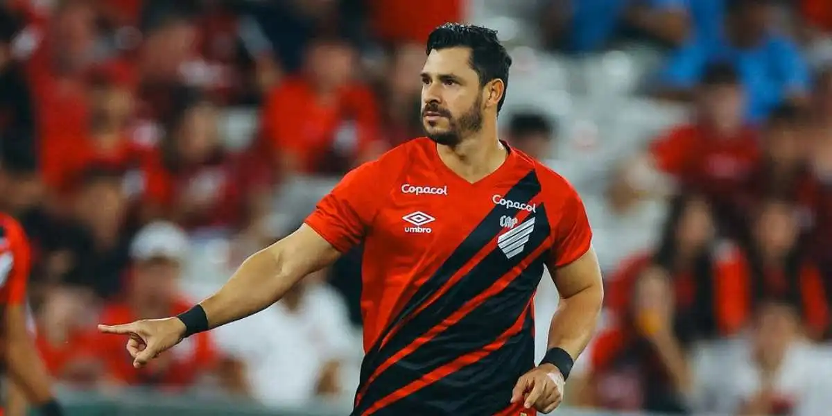 Giuliano vestindo a camisa 8 do Furacão pela primeira vez no ano, entrando no jogo contra o Cascavel. Foto: Divulgação 