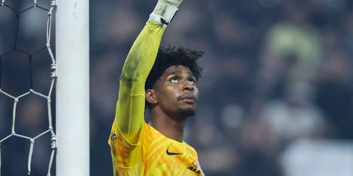 Hugo Souza agradecendo logo após defender o pênalti de Estevão pelo Paulistão 2025. Foto: Alexandre Schneider/Getty Images