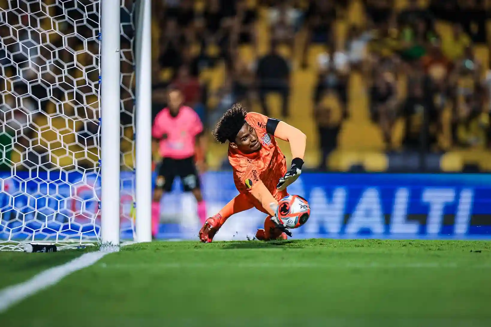 Filipe Luís elogia Hugo Souza no Corinthians e detona Neto sobre tratamento do Flamengo