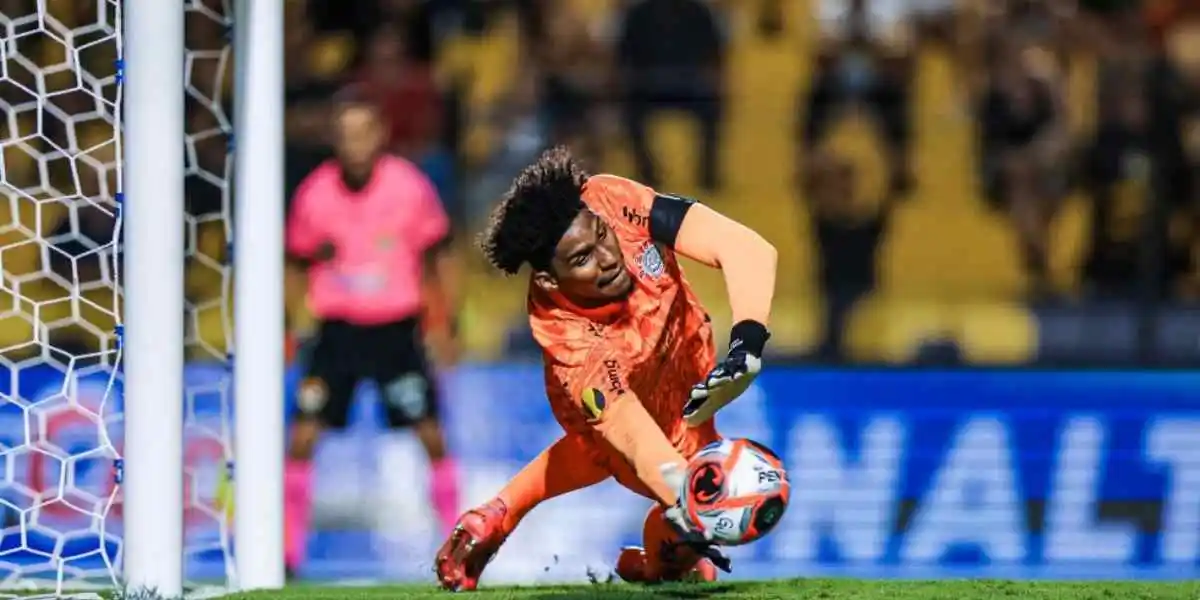 Hugo Souza defendendo um pênalti que garantiu a vitória do Corinthians sobre o Novorizontino. Foto: Pedro Zacchi/Ag. Paulistão 