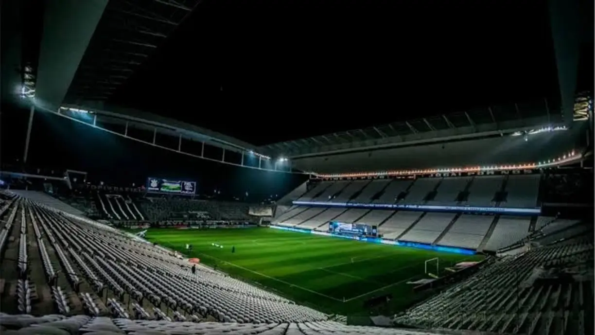 Estádio realizou uma postagem no X com foto do gramado da Neo Química Arena para provocar o estádio do rival | Reprodução