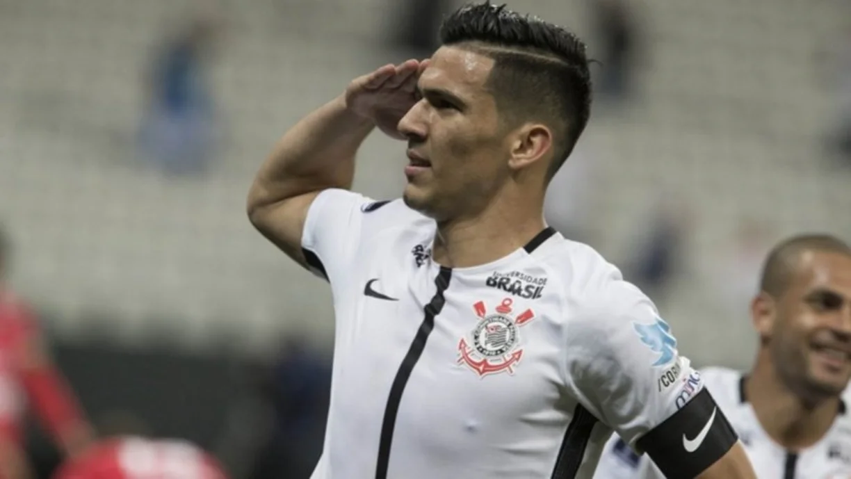 Zagueiro ex-Corinthians volta a ficar na mira do Vasco