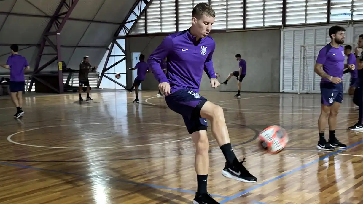 Devido a uma forte chuva, os jogadores realizaram um trabalho no Ginásio do CT Joaquim Grava | Agência Corinthians