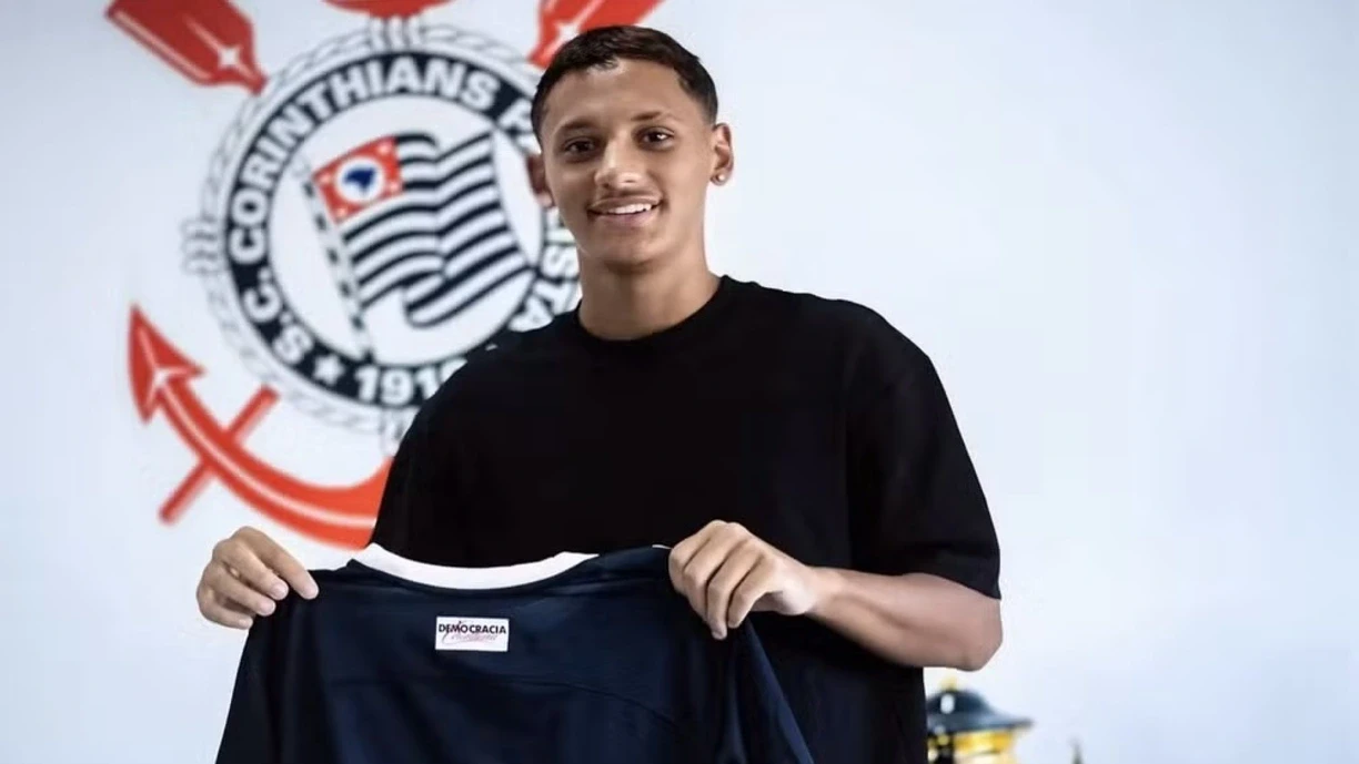 Atualmente com 16 anos, o garoto firmou vínculo de três temporadas com o clube do Parque São Jorge | Instagram/Divulgação
