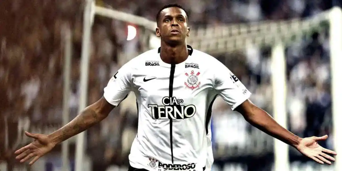 Jô vestindo a camisa do Corinthians em 2017. O atacante foi o grande artilheiro daquela ocasião. Foto: Reprodução.