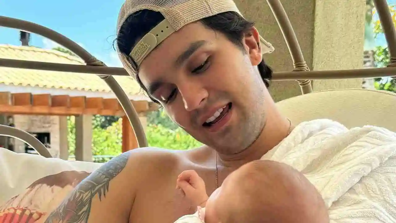 O cantor corintiano, Luan Santana, publicou em suas redes sociais, uma foto onde ele aparece segurando sua filha nos braços. Fonte: Instagram / @luansantana 