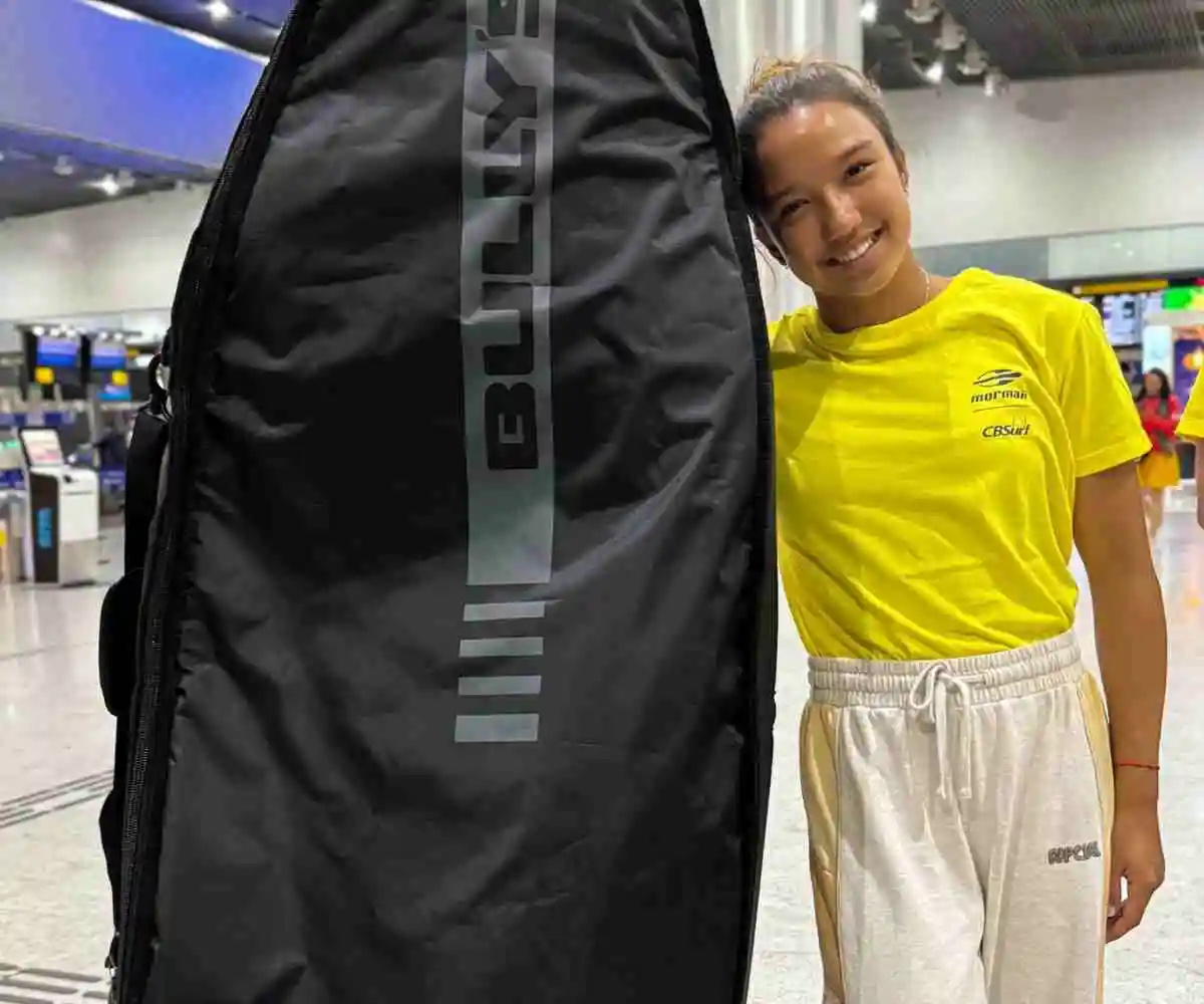 A jovem surfista Manu Medeiros, atleta do Corinthians, antes de embarque para o Peru. Foto: Keiks Fornazari