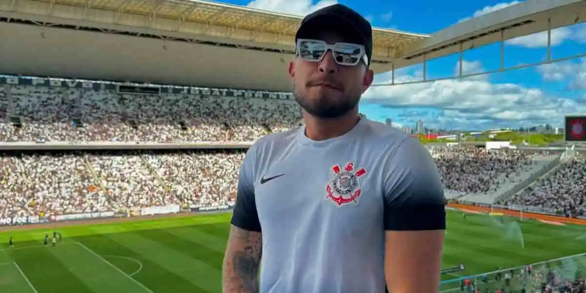 MC Gui prestigiando a equipe do Corinthians durante partida entre o Timão e o Vasco. Foto: Reprodução