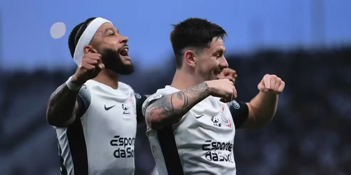 O atacante Memphis e o meia Garro comemoram gol do Corinthians contra o Atlético-GO. Foto: Ettore Chiereguini/AGIF