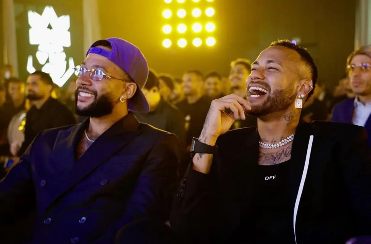 Memphis Depay e Neymar se reencontram no evento da Kings League Brasil, celebrando o futebol com resenha e rivalidade saudável. Foto: Reprodução