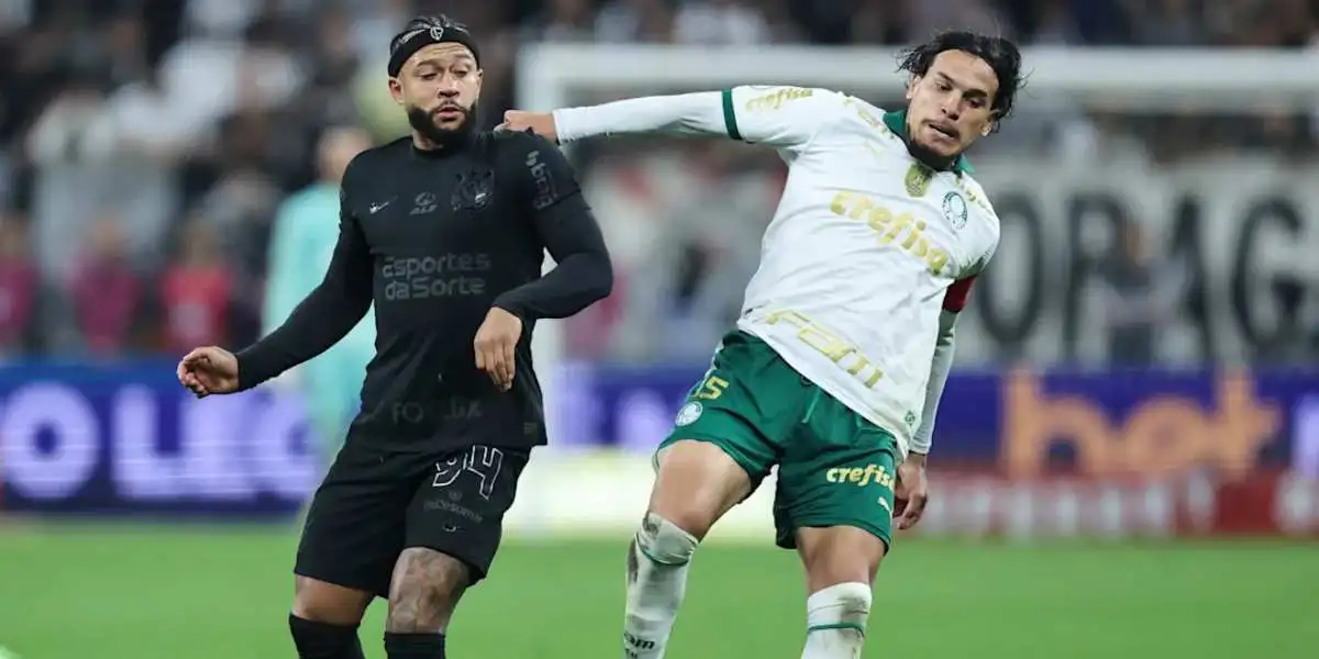 Memphis dividindo a bola com Gustavo Gomes no Derby de novembro de 2015. Alexandre Schneider/GettyImages