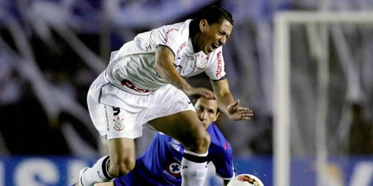 Na imagem acima, o volante Ralf sobre uma divida do jogador do Cruz Azul, sofrendo uma falta no jogo. Foto: Reuters