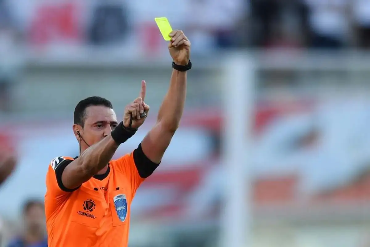 O paraguaio Enrique Cáceres, responsável por apitar a partida decisiva do Corinthians na Libertadores. Foto: Marcelo Endelli/Getty Images