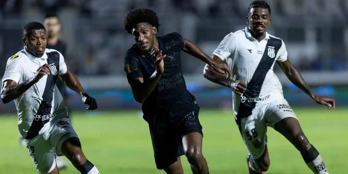 Talles Magno, autor do gol contra a ponte, sendo marcado por dois jogadores adversários. Foto: Rodrigo Coca/ Agência Corinthians 