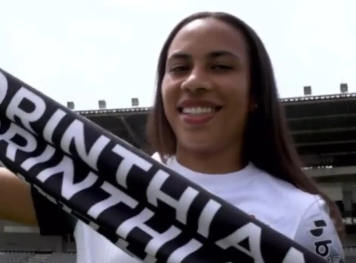 Thais Ferreira levantou uma faixa provocativa em 2022 após clássico contra o Corinthians. Foto: Reprodução/ Corinthians Feminino