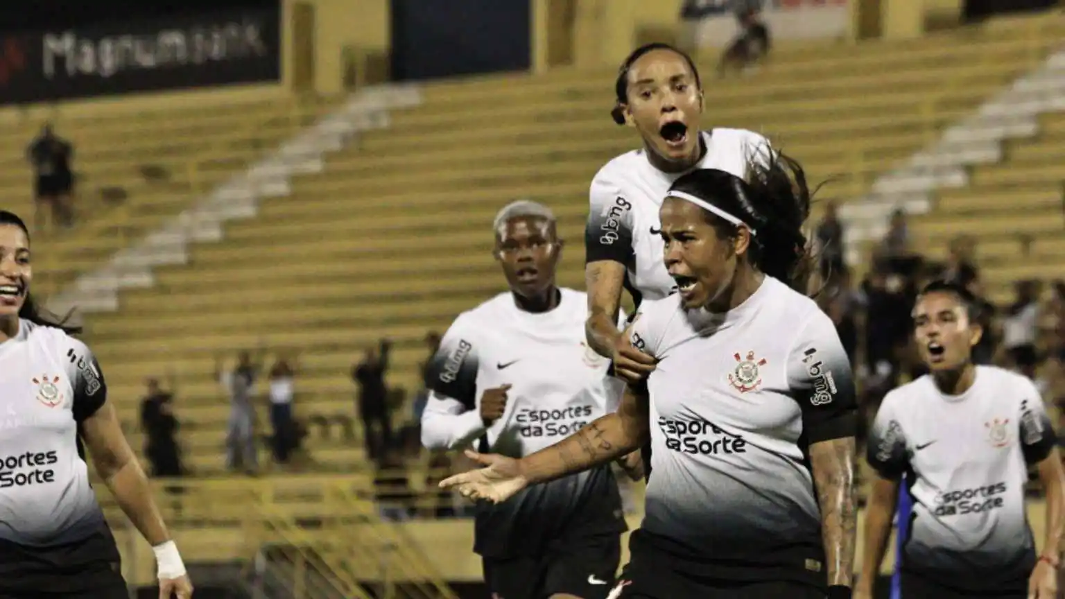 Vic Albuquerque comemorando o gol marcado contra a equipe do Cruzeiro, que deu a vitória ao Timão. Foto: Pedro Henrique/Meninas do Timão