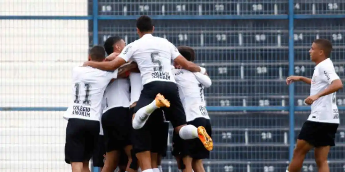 Na imagem, alguns jogadores da base do Corinthians comemoram um gol marcado. Foto: Rodrigo Gazzanel/Agência Corinthians