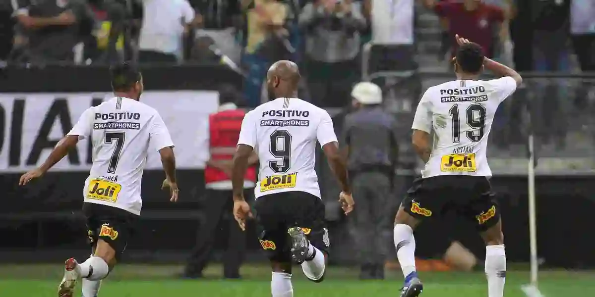 Na imagem, Sornoza (7), Vagner Loove (9) e Gustagol (19) comemoram um gol marcado com a camisa do Timão. Foto: Foto: Rodrigo Coca / Agência Corinthians