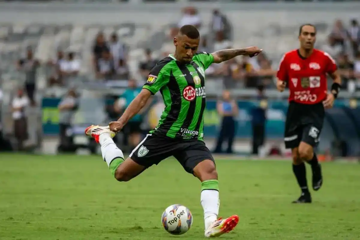 Corinthians busca reforço no ataque com Fabinho, destaque do América Mineiro, para fortalecer a equipe ao lado de Memphis Depay. Foto: Reprodução