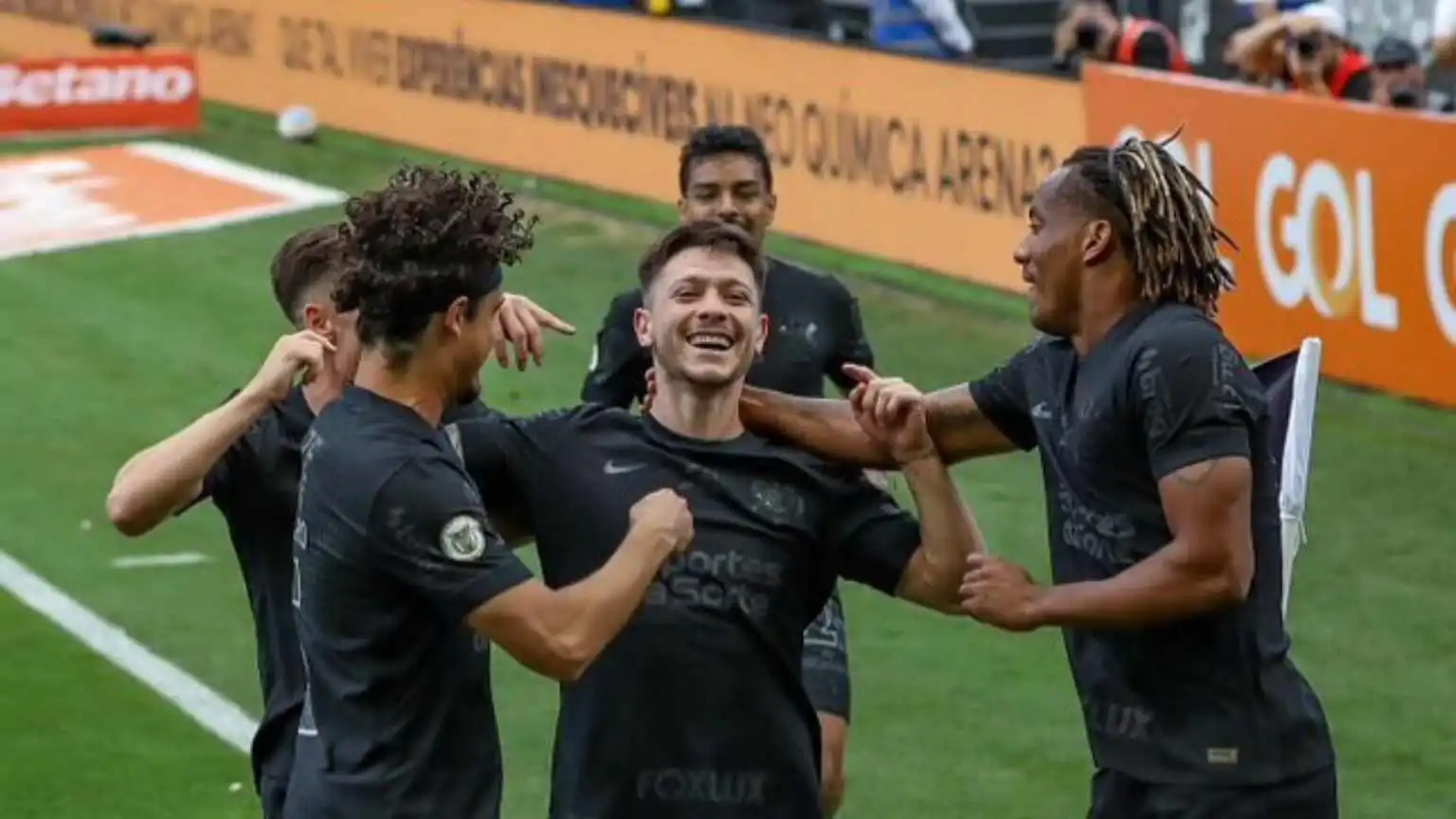 Rodrigo Garro e seus companheiros comemorando um gol marcado pelo camisa 8 do Timão. Foto: Reprodução.