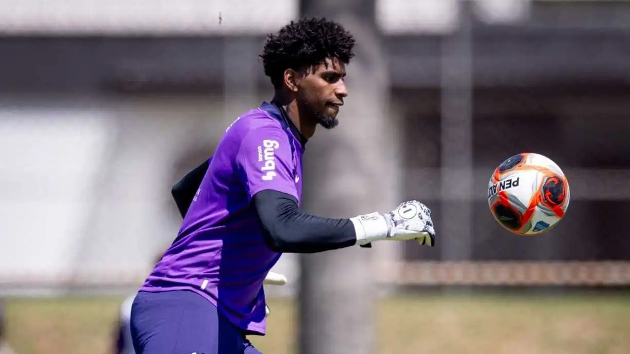 Com o Corinthians, Hugo Souza busca marca pessoal em decisão contra o Palmeiras